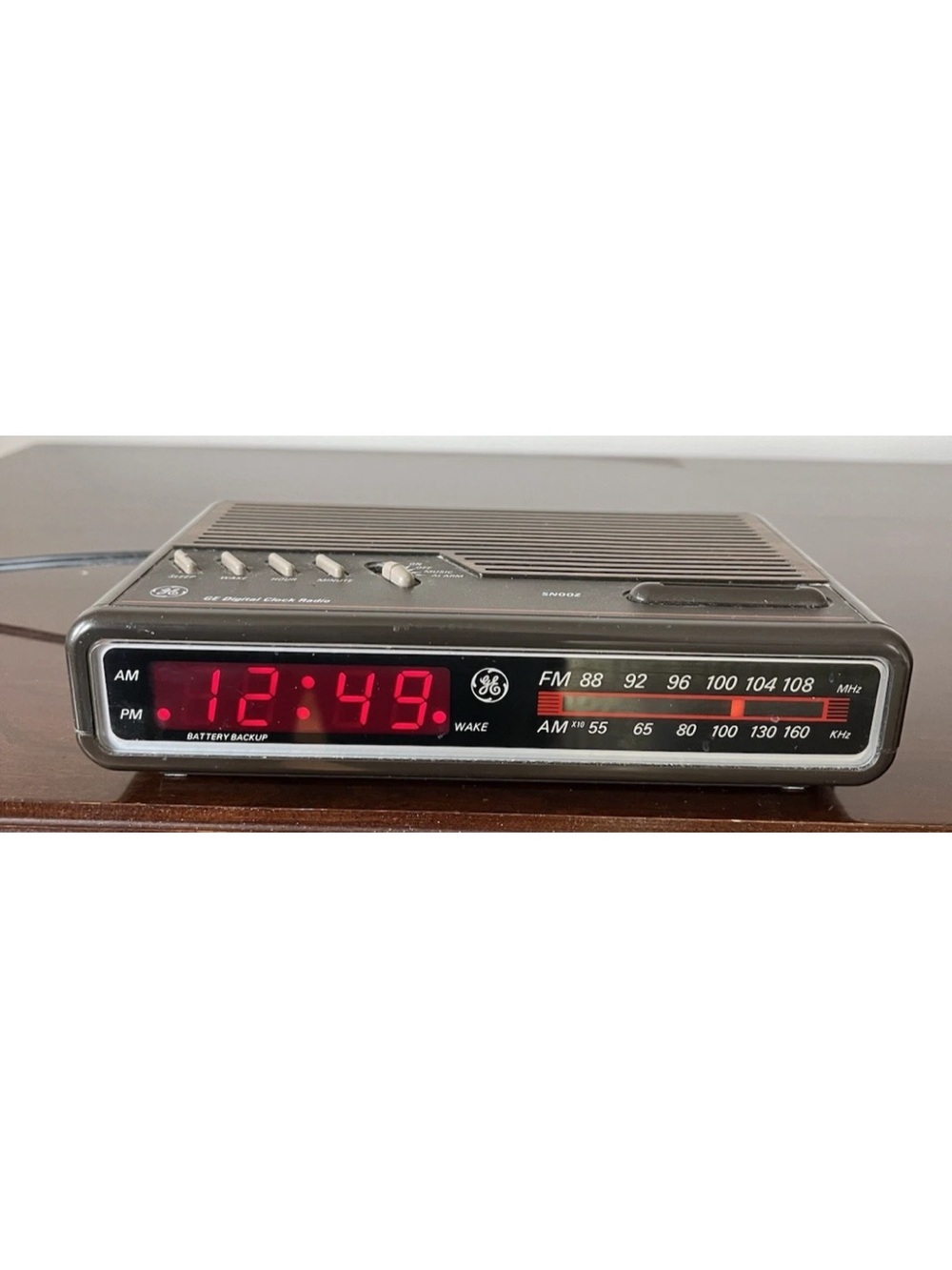 Vintage GE Model 7-4612B Woodgrain Digital Alarm Clock Radio AM/FM - TESTED!